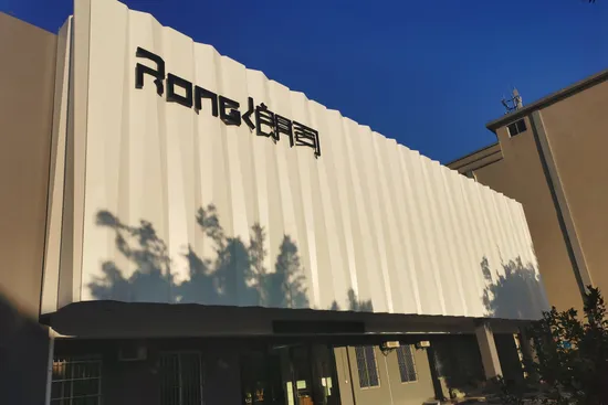 単一の黒い四角い折りたたみドアを備えたシンプルなシャワーエンクロージャ